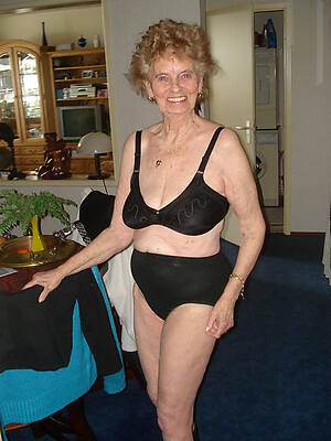 mature granny pussy posing nude