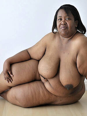 mature black tolerant naked flaunts her pussy