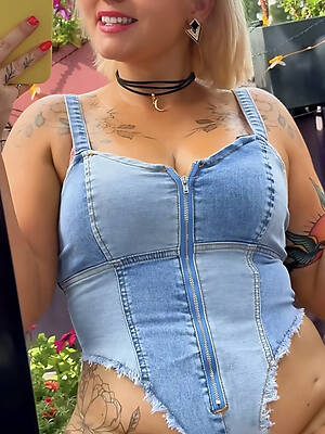 catch outsexy horny mature in jeans