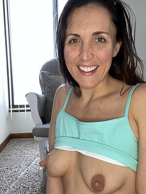 beautiful naked milf flaunts her XXX body