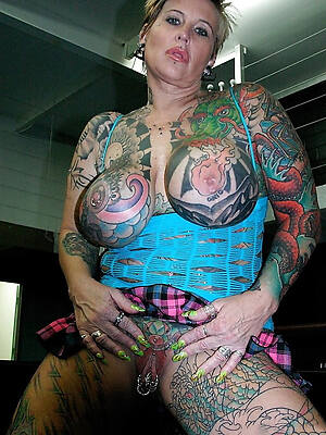 American matuer unveils her tattooed throng