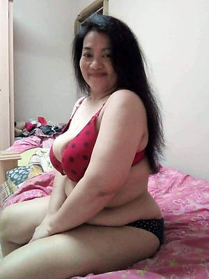 naked mature filipina posing