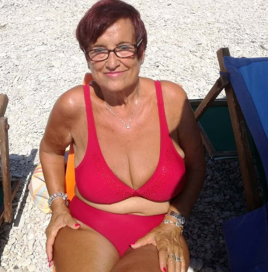 Sexy tiro mature bikini porn pics - MatureWomenPics.com